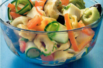 Tortellini-Salat in Glasschüssel